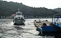 白石島の浮桟橋に接近する定期便