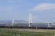 白鳥大橋パークゴルフ場と白鳥大橋(2015年4月)