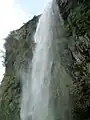 滝直下より見上げる