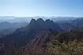 相馬岳から見た金洞山（鷹戻し）