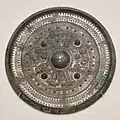 三角縁四神二獣鏡神奈川県平塚市真土大塚山古墳出土、東京国立博物館蔵。