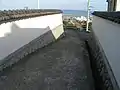 漆喰壁の続く坂道(上りつめると水御堂)