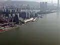 着陸前に見える国際郵輪中心（東渡港）全景