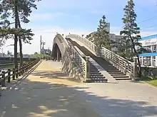 矢立橋。太鼓橋型歩道橋。長さ96.3m、幅員は4.14mで百代橋の約1.5倍あり、『おくのほそ道』の「行く春や　鳥啼き魚の　目は泪　これを矢立の初めとして」から命名された。