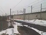 下り線分岐点の東福島側手前が東北本線の下り線次が阿武隈急行下り線上の高架線が東北本線上り線奥に立体交差が見える