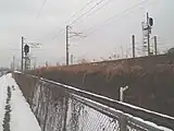 上り線合流部手前は阿武隈急行線奥の高い所は東北本線上り信号機に記載されている「上第2出」の表記により、上り本線第2出発信号機である事がわかる