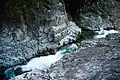 石樋。流紋岩の河床が続く水路状の流路。そばにある遊歩道の位置がかつての河床で、かつてその先端に滝があって滝の後退現象によって現在の流路が形成された。