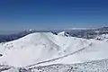 安達太良山頂から見た船明神山左奥は磐梯山、右奥は飯豊山