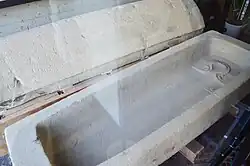 磨臼山古墳 割竹形石棺（重要文化財）香川県善通寺市。善通寺市民会館展示。