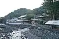 錦波川から社殿を望む