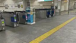 西改札口