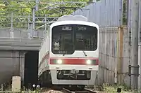 LED前照灯となった2001編成
