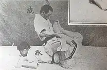逆エビ固めに似た神道六合流の鯱締（裏締）