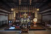 須弥壇の一例。真言宗智山派、龍鋒山巣鴨寺、福寿観音の本堂の須弥壇(写真 奥)