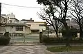 福岡中学校、本緑地は校門と国道3号を挟んだ位置に位置している。