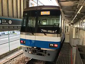 2000系電車(貝塚駅にて)