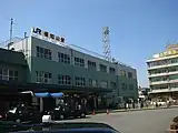 地平時代の駅舎。右端の建物はJR西日本福知山管理部（当時は福知山支社）（2004年3月）