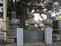 秋山公墓所五輪塔（左が秋山光朝・中央が加賀美遠光・右が光朝夫人の塔）