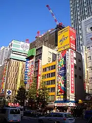 2004年の中央通りヤマギワ東京本店（写真左手）