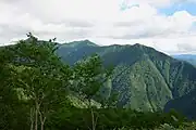 稜線から中ノ岳とベッピリガイ山を望む