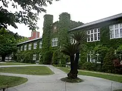 ツタが絡まる立教大学池袋キャンパス本館校舎(豊島区)