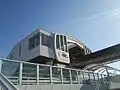 改修工事後の立飛駅南口側外観（2015年10月撮影）ららぽーと立川立飛方面とデッキで連絡している