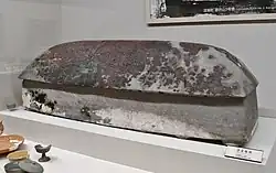 竜田御坊山3号墳出土漆塗棺奈良県斑鳩町。奈良県立橿原考古学研究所展示。