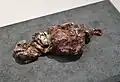 竜田御坊山3号墳 琥珀製枕（重要文化財）奈良県斑鳩町。奈良県立橿原考古学研究所展示。