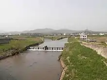 中流部の峰山町にある支流の鱒留川(右奥)との分岐点