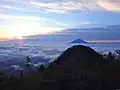 山頂から富士山を望む(手前は小笊)