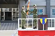 第3師団長から隊旗を授与される第3偵察戦闘大隊長