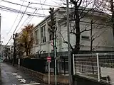 西側道路から体育館と奥の校舎を見る（2014年12月撮影）