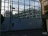 東側道路から校庭のフェンス越しに校舎を見る（2014年12月撮影）
