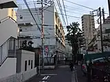 北側道路から北西角の校舎を見る（2014年12月撮影）