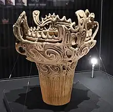笹山遺跡出土 深鉢形土器（火焔型土器）（国宝）十日町市博物館展示。