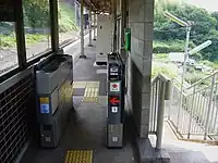 駅出入口の自動改札機と階段