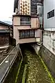 長洞谷（水路）の上に継ぎ足して建てられた3階建て