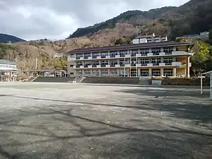 箱根町立箱根の森小学校の校庭および校舎外観