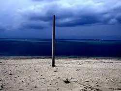 無目的な電柱（糸満海岸）