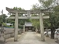 大鳥居境内東端、石造り。江戸時代中期元禄時代の建立で、柱には建立した別当僧の名が刻まれている。