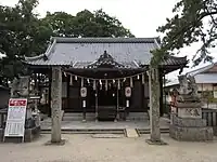 拝殿入母屋造瓦葺。