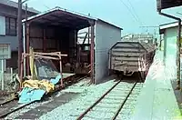 貨車の無蓋車が留置。ホーム側は現在の2番線。（1977年3月）