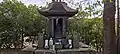緒方三郎惟栄館跡祠（祠内の人物像が緒方惟栄公かどうかは説明記述なし）