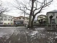 境内百末社石祠境内境界の塀上に全国一宮を祀った石祠が並ぶ。俗に「百末社」と言われる。