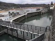 羽村取水堰と多摩川（羽村市、北緯35度45分20.95秒 東経139度18分32.06秒﻿ / ﻿北緯35.7558194度 東経139.3089056度﻿ / 35.7558194; 139.3089056﻿ (羽村取水堰)）