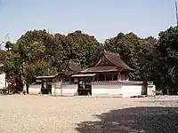 春日造 聖神社末社三神社(右)・滝神社(左)(ともに重文)(大阪府和泉市)