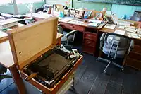 日本では謄写ファックスが普及する1970年前後まで、ミメオグラフ登場時の1880年代と同じ鉄筆による手書き製版が主流だった。1987年まで製造販売されたホリイの「ミリアグラフ」（旧木沢小学校校舎、長野県飯田市）
