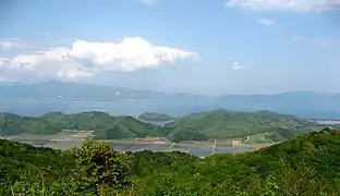 背炙山公園岩杉山遊歩道からみた猪苗代湖