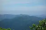 能郷白山から冠山（後方は金草山）
