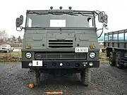 自衛隊における教習用車両（車種 : 73式大型トラック）指導員が座る助手席側にもハンドルが装備されているのが確認できる。また車内にはハンドル切り替えスイッチと各種計器も指導員席に配置され、不測の事態時には指導員側が車両の操縦が出来るよう改良されている
